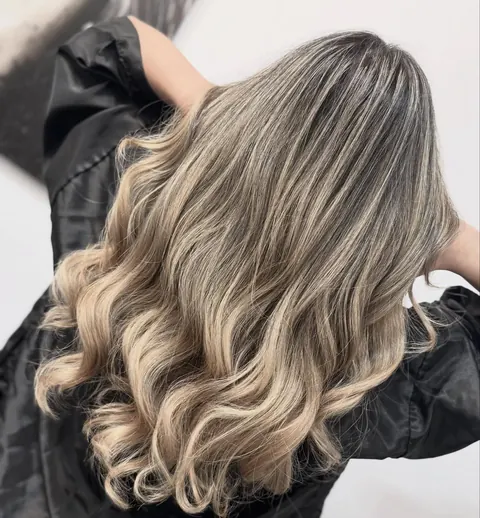 Bronde balayage in loose curls