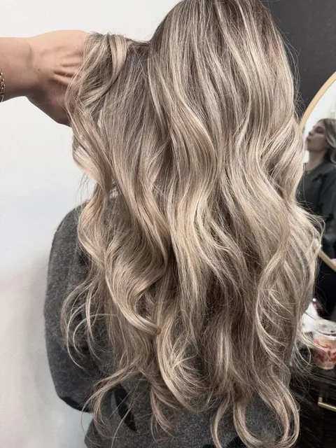 Long dimensional blonde waves